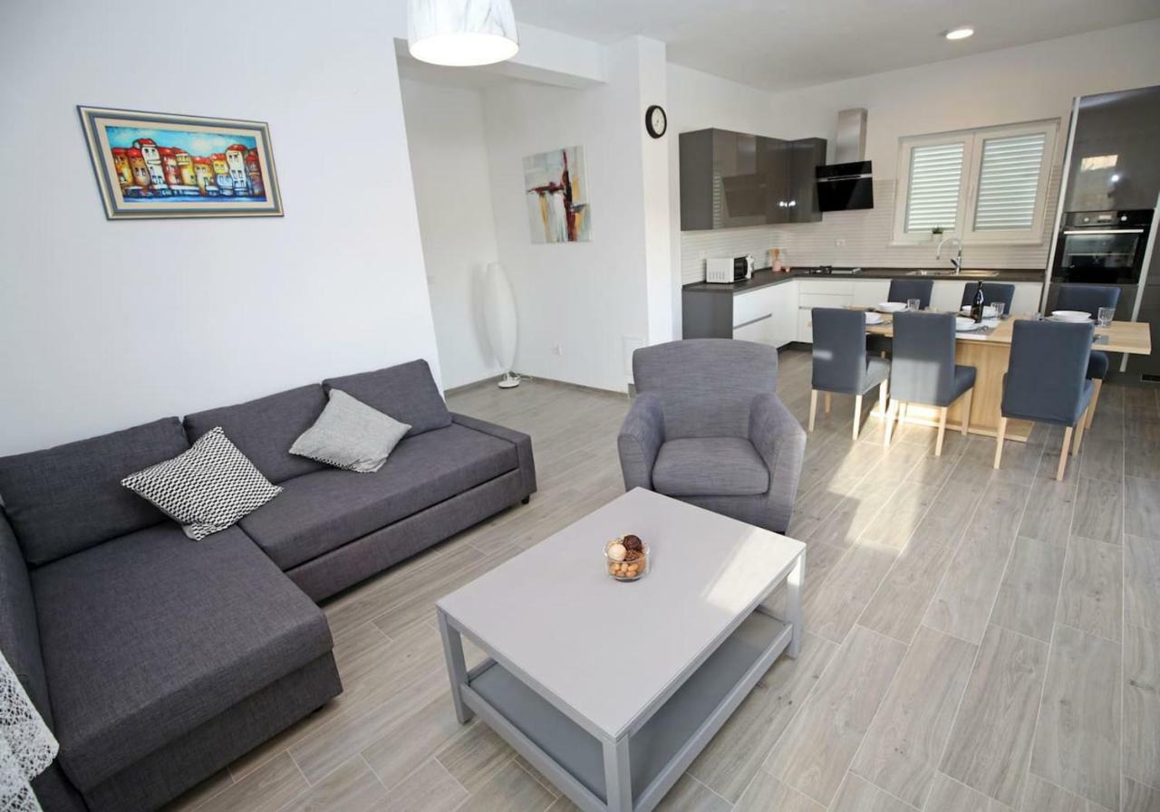 Modern Guest House Rak With Beautiful Pool Sibenik Bagian luar foto