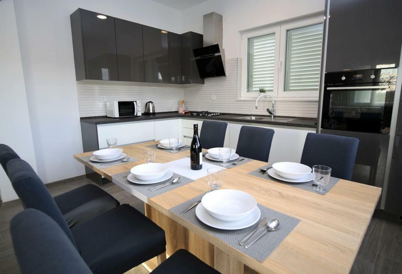 Modern Guest House Rak With Beautiful Pool Sibenik Bagian luar foto